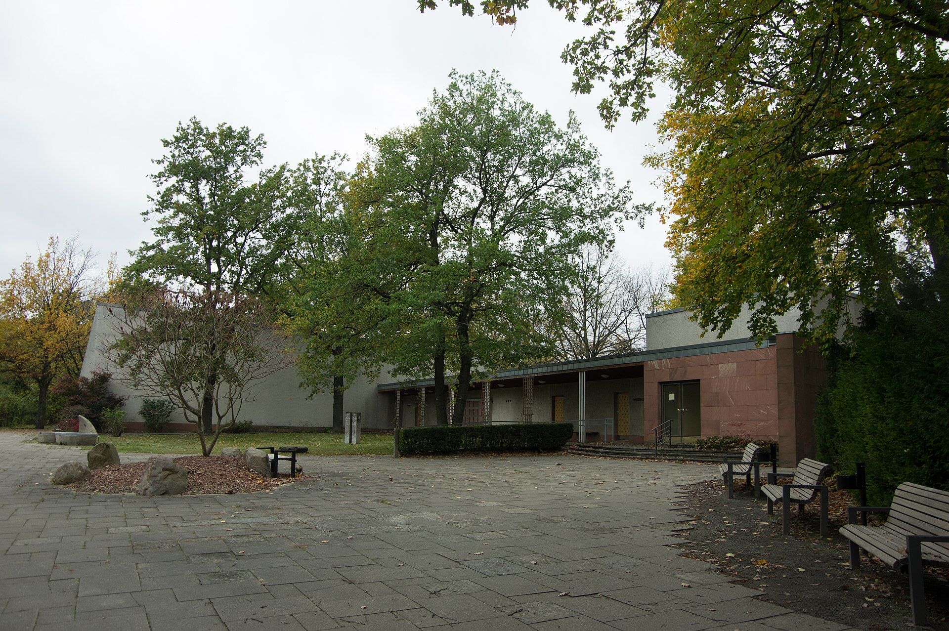 Gebäude und Vorplatz auf dem Parkfriedhof Neukölln