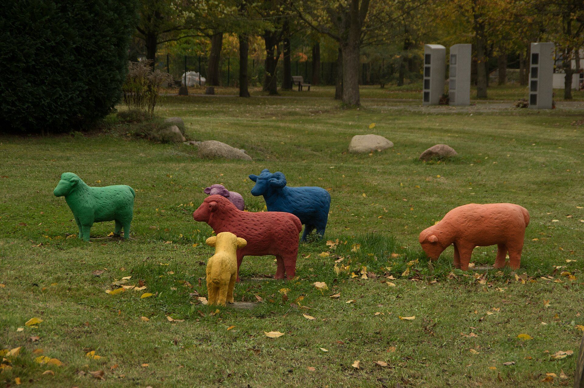 Farbige Tierfiguren auf einer Rasenfläche des Parkfriedhofs Neukölln